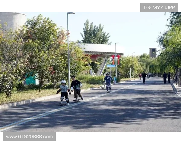 重庆城市马拉松精彩点评滑板队展现力量与团队精神的完美结合