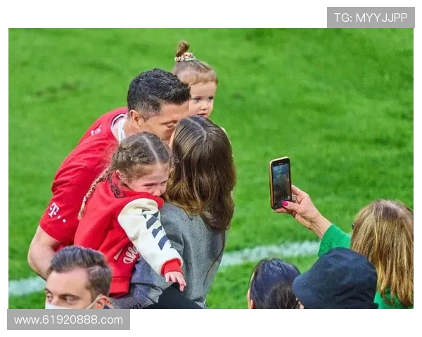 莱万重返德甲赛场遭拜仁球迷嘘声四起引发热议